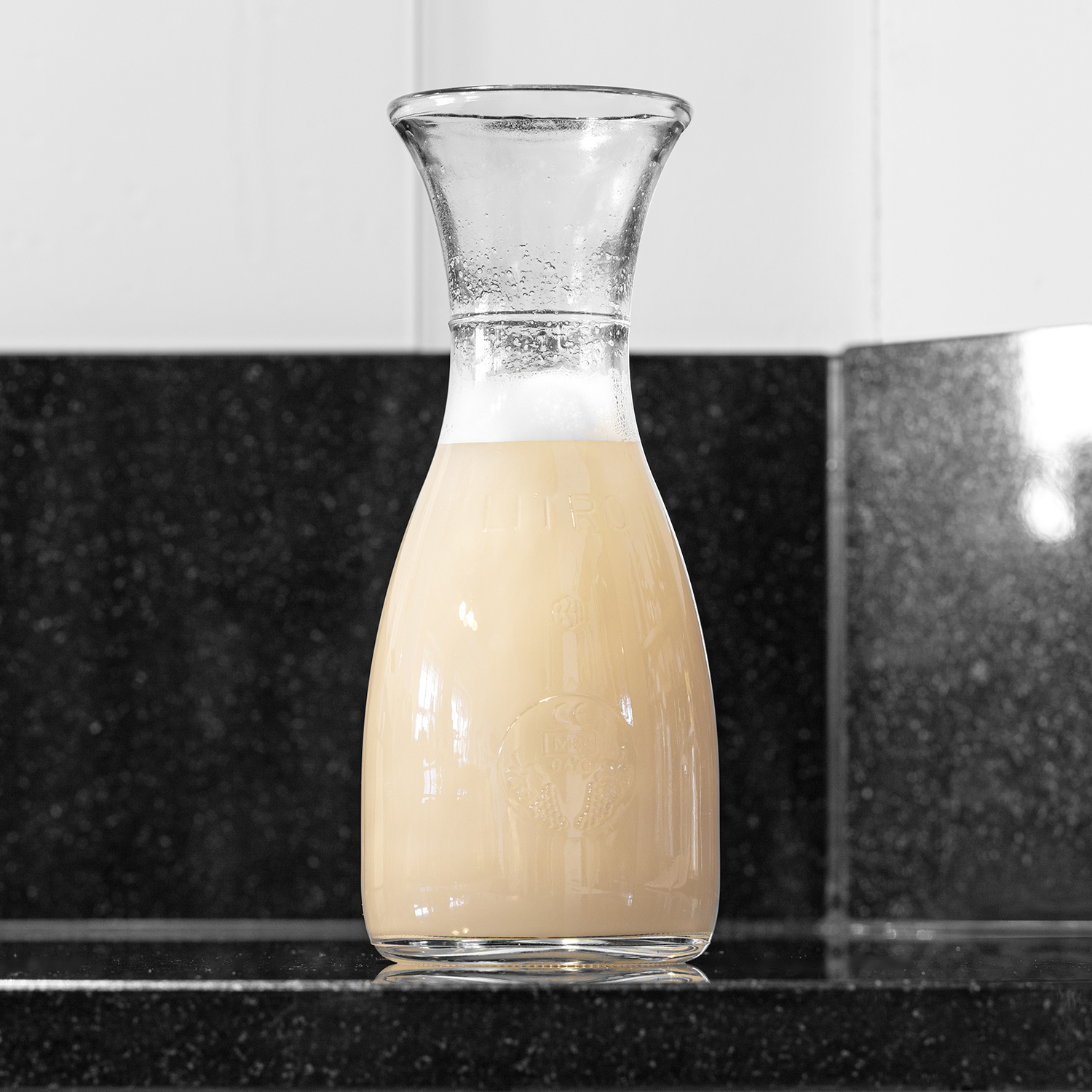 Fertiges Flüssigwaschmittel mit leichter Schaumbildung in Glaskaraffe